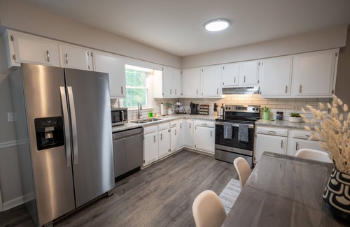 North Raleigh Casa | North Hills Oasis- 5mins from North Hills, Newly Renovated, Two En Suites!