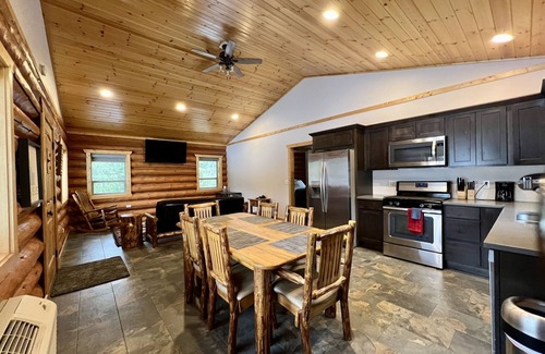 Bonners Ferry Cabina | North Idaho Log Cabin Retreat – 2BD/2BA with Full Kitchen + King Bed