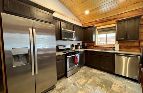Bonners Ferry Cabina | North Idaho Log Cabin Retreat – 2BD/2BA with Full Kitchen + King Bed