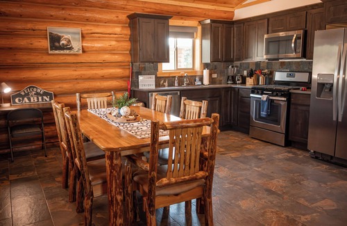 Bonners Ferry Cabina | North Idaho Log Cabin Retreat – 2BD/2BA with Full Kitchen + King Bed