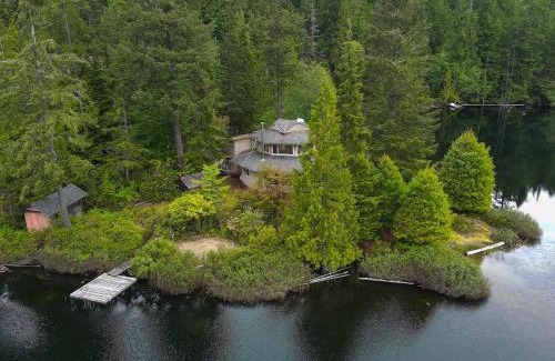 Egmont Casa | North Lake Waterfront Home