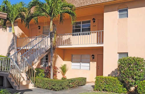 Palm River Estates Condominio | North Naples condo, comfortably furnished, in a great location