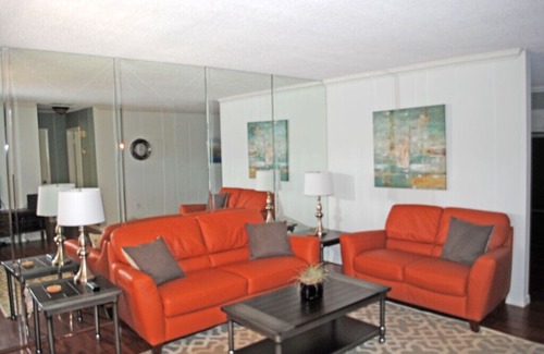 Palm River Estates Condominio | North Naples condo, comfortably furnished, in a great location