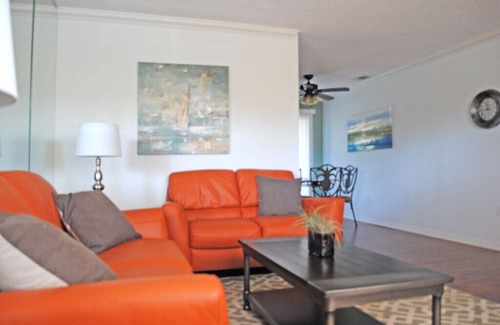 Palm River Estates Condominio | North Naples condo, comfortably furnished, in a great location