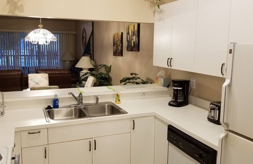 Palm River Estates Condominio | Naples, FL para la temporada de vacaciones o más, 2/2 Condo