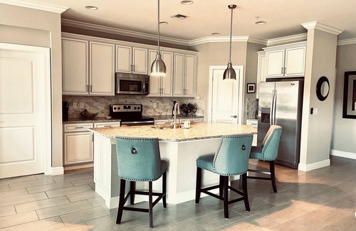 Naples Condominio | North Naples Luxury Condo - west of I-75 - close to the best of Naples!