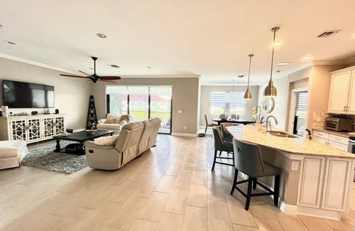 Naples Condominio | North Naples Luxury Condo - west of I-75 - close to the best of Naples!