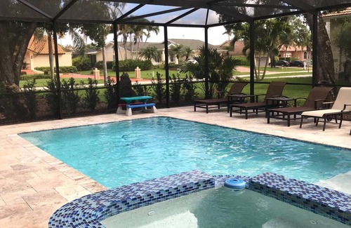 Palm River Estates Casa | Norte de Nápoles Casa recientemente renovada en Canal W / Jacuzzi y piscina climatizada Capacidad 12