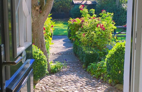 Midlum Casa | Mar del Norte: vacaciones de ensueño en la casa frisona con techo de paja, ya sea soltero, pareja o familia