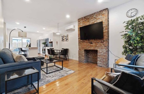 Central Northside Casa | North Shore 3 Bed 2 and a Half Bath - House Private Yard Duplex