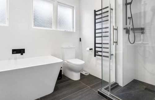 Torbay Apartamento | Perfect 3BR in the Bays w Views | WiFi | Netflix