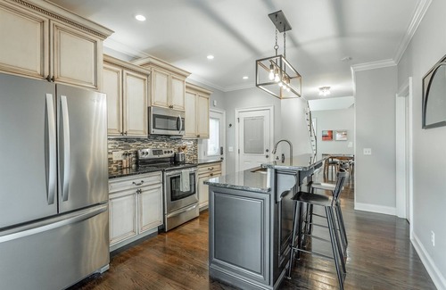 Northside Casa | North Shore home available for long term stays! - 30 night minimum | 3 Bed, 2 Bath