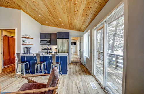 Tomahawk Cabina | North Star Retreat: Fully Renovated, Duplex-Style Cabin on Beautiful Somo Lake