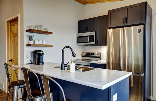 Tomahawk Cabina | North Star Retreat: Fully Renovated, Duplex-Style Cabin on Beautiful Somo Lake
