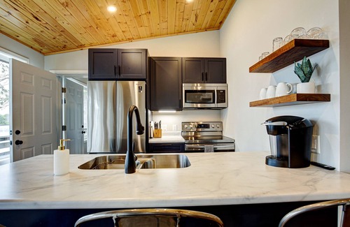 Tomahawk Cabina | North Star Retreat: Fully Renovated, Duplex-Style Cabin on Beautiful Somo Lake