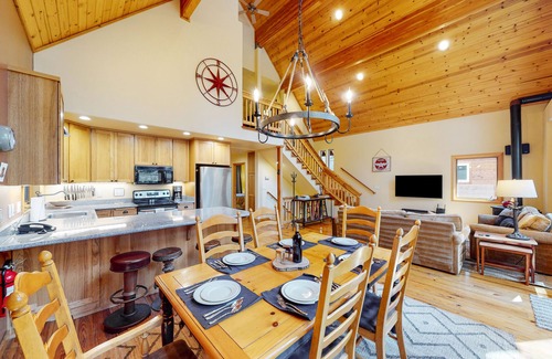 Donner Lake Woods Casa | North Tahoe Chalet w/ Private Garage - Walk to Donner Lake