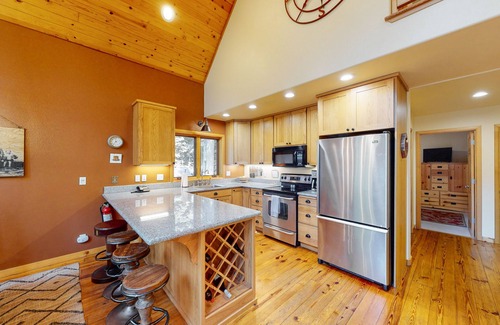 Donner Lake Woods Casa | North Tahoe Chalet w/ Private Garage - Walk to Donner Lake