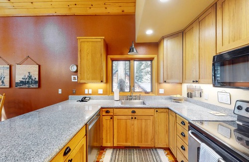 Donner Lake Woods Casa | North Tahoe Chalet w/ Private Garage - Walk to Donner Lake