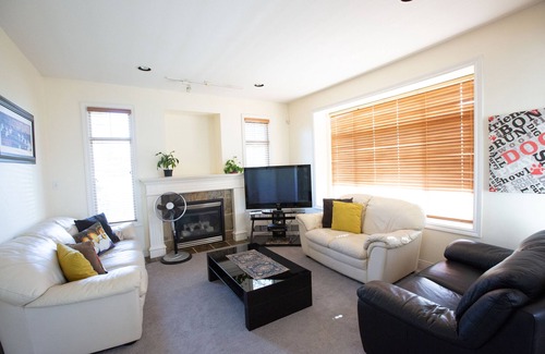 Upper Lonsdale Casa | North Vancouver Haven:Where Comfort Meet Adventure