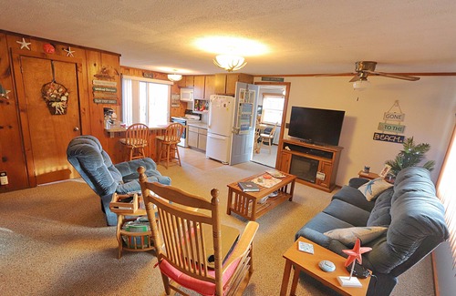 Prudenville Cabina | North View Cabins #1 - Comfortable 2Bed/1Ba Cabin with Private Deck on the Lake!