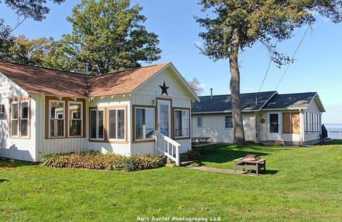Prudenville Cabaña | North View Cabins #2 - Cozy 2Bed/1Ba Cabin with Private Deck on the Lake!