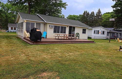 Prudenville Casa | North View Cabins #3 - 2Bed/1Ba Waterfront Cabin on Houghton Lake!