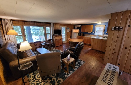Minocqua Cabina | >>> FECHAS PRINCIPALES, SÓLO ABIERTAS: del 3 al 10 de agosto de 2019. Cabina de maderas del norte en el lago Minocqu