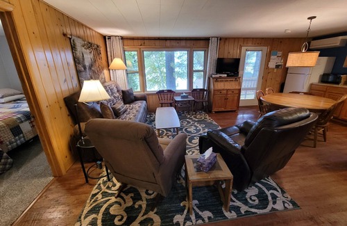 Minocqua Cabina | >>> FECHAS PRINCIPALES, SÓLO ABIERTAS: del 3 al 10 de agosto de 2019. Cabina de maderas del norte en el lago Minocqu