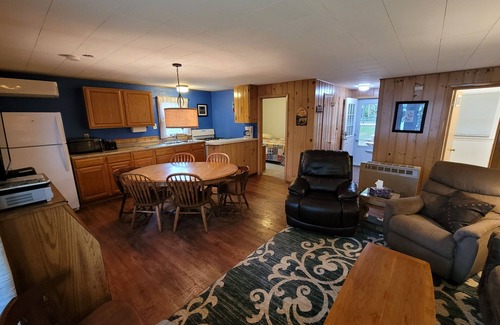 Minocqua Cabina | >>> FECHAS PRINCIPALES, SÓLO ABIERTAS: del 3 al 10 de agosto de 2019. Cabina de maderas del norte en el lago Minocqu