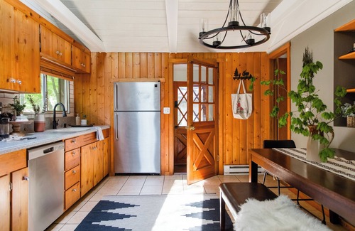North Bend Cabina | North Zen Magical Riverfront Cabin with Hot Tub - 5min Walk to Twin Falls Trail!
