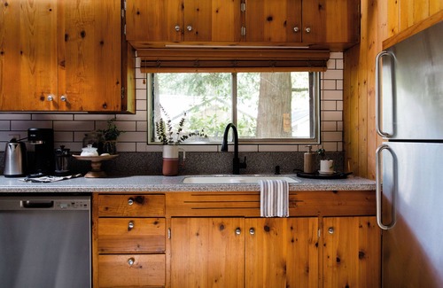 North Bend Cabina | North Zen Magical Riverfront Cabin with Hot Tub - 5min Walk to Twin Falls Trail!