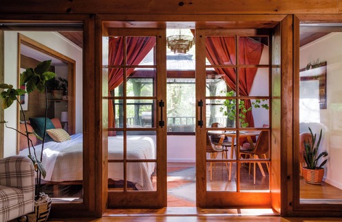 North Bend Cabina | North Zen Magical Riverfront Cabin with Hot Tub - 5min Walk to Twin Falls Trail!
