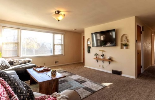 Racine Apartamento | NorthBeach Retreat 5BR, short walk to zoo & beach
