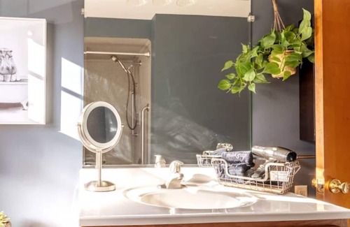Racine Apartamento | NorthBeach Retreat 5BR, short walk to zoo & beach