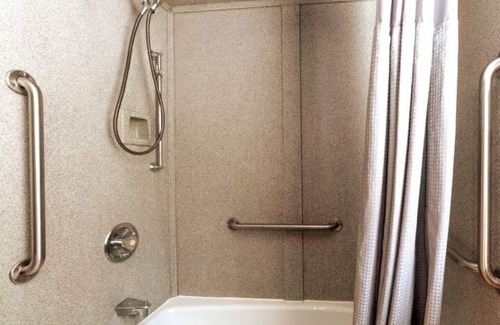 Racine Apartamento | NorthBeach Retreat 5BR, short walk to zoo & beach