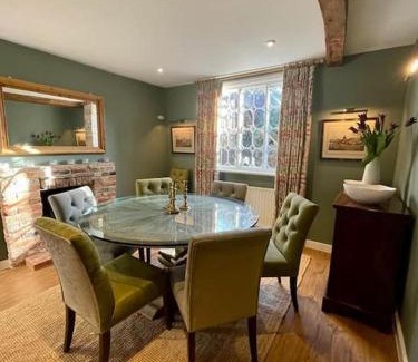 Bentley Casa | Northbrook Cottage, Farnham, up to 8 adults