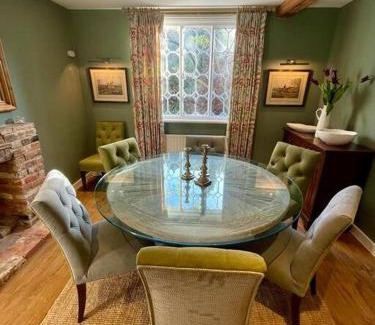 Bentley Casa | Northbrook Cottage, Farnham, up to 8 adults