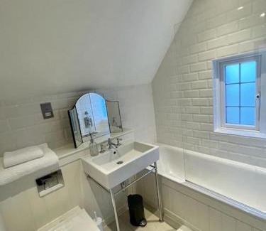 Bentley Casa | Northbrook Cottage, Farnham, up to 8 adults