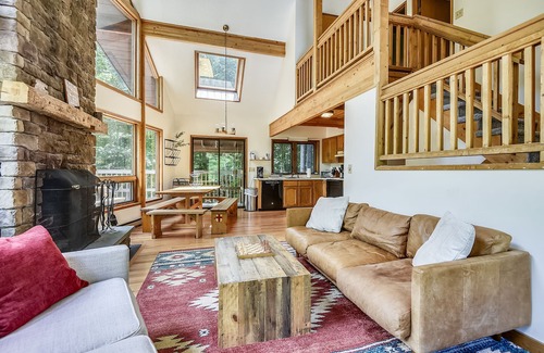 West Bridgewater Chalet De Esquí | Northeast Passage Chalet is a cozy and warm. Wonderful hot tub on the deck and a great big stone fireplace.