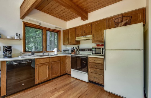 West Bridgewater Chalet De Esquí | Northeast Passage Chalet is a cozy and warm. Wonderful hot tub on the deck and a great big stone fireplace.