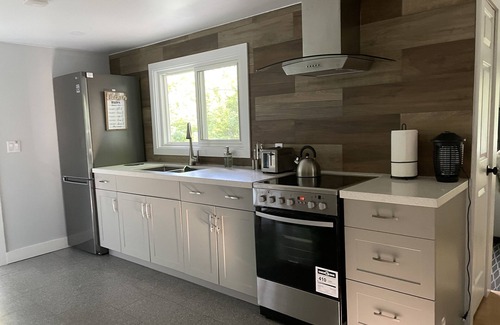 Bobcaygeon Cabaña | Northern Cottage with Hot Tub, Trent Lakes