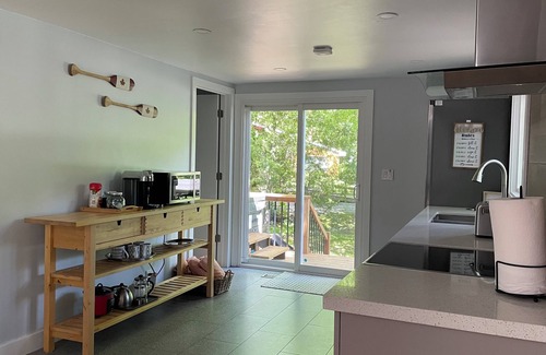 Bobcaygeon Cabaña | Northern Cottage with Hot Tub, Trent Lakes