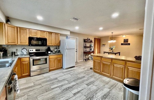 North San Antonio - SAT Cabaña | Northern Hills 3BR Accessible Home Insurance & Relocation Housing Wi-Fi W/D