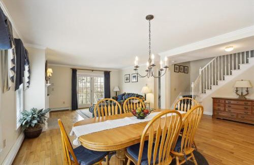 Stowe Area Casa | Northern Lights: 3 br, fireplace, free ski shuttle, a/c, walkable Village location