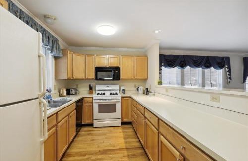 Stowe Area Casa | Northern Lights: 3 br, fireplace, free ski shuttle, a/c, walkable Village location