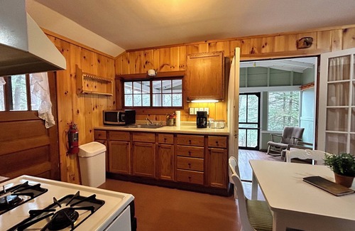 Hazelhurst Complejo | Northern Pike Place ~ Charming 2 Bedroom at Historical Resort in Hazelhurst, WI