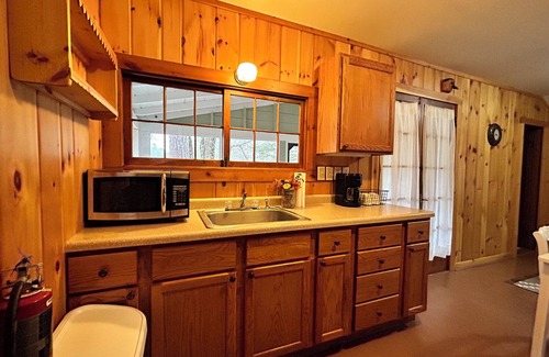 Hazelhurst Complejo | Northern Pike Place ~ Charming 2 Bedroom at Historical Resort in Hazelhurst, WI