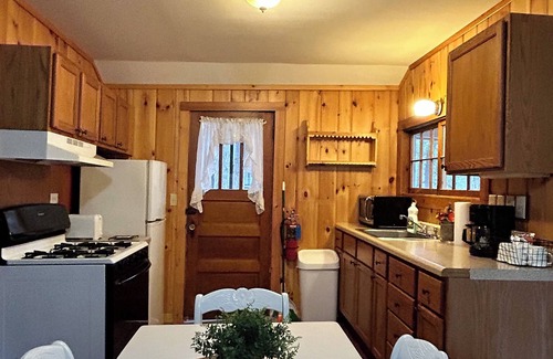 Hazelhurst Complejo | Northern Pike Place ~ Charming 2 Bedroom at Historical Resort in Hazelhurst, WI