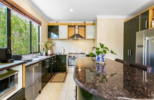 Auckland Casa | Northpark Getaway with patio area