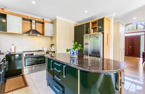Auckland Casa | Northpark Getaway with patio area